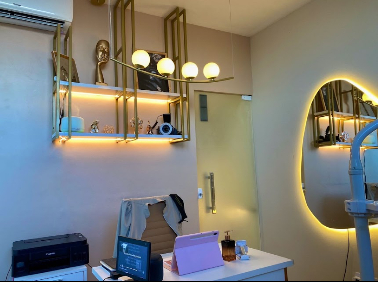 Sala de tratamento moderna com detalhes dourados